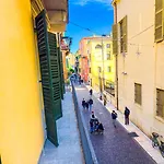 Residenza Santa Anastasia Yellow Balcony And Lift In Piazza Erbe Apartment