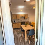 Residenza Santa Anastasia Yellow Balcony And Lift In Piazza Erbe Apartment *