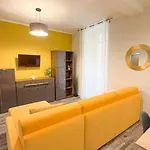 Residenza Santa Anastasia Yellow Balcony And Lift In Piazza Erbe Apartment
