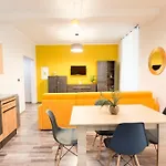 Residenza Santa Anastasia Yellow Balcony And Lift In Piazza Erbe Apartment *
