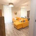 Residenza Santa Anastasia Yellow Balcony And Lift In Piazza Erbe Apartment *
