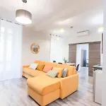 Residenza Santa Anastasia Yellow Balcony And Lift In Piazza Erbe Apartment