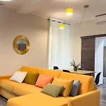 Residenza Santa Anastasia Yellow Balcony And Lift In Piazza Erbe Apartment *