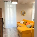 Residenza Santa Anastasia Yellow Balcony And Lift In Piazza Erbe Apartment