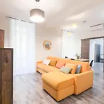 Residenza Santa Anastasia Yellow Balcony And Lift In Piazza Erbe Apartment Verona