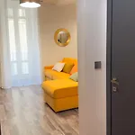 Apartment Residenza Santa Anastasia Yellow Balcony And Lift In Piazza Erbe *