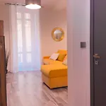 Residenza Santa Anastasia Yellow Balcony And Lift In Piazza Erbe * Verona