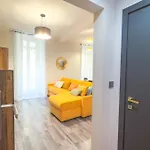 Residenza Santa Anastasia Yellow Balcony And Lift In Piazza Erbe * Verona