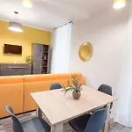 Residenza Santa Anastasia Yellow Balcony And Lift In Piazza Erbe *