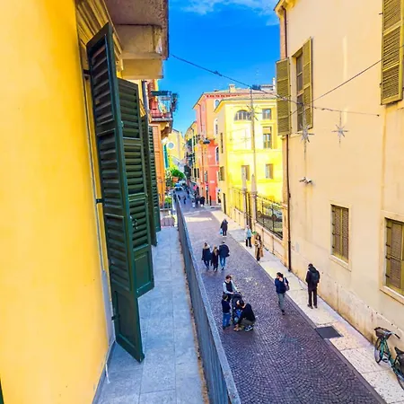 Residenza Santa Anastasia Yellow Balcony And Lift In Piazza Erbe Apartman