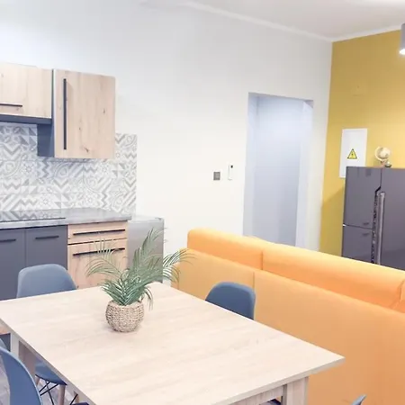 Residenza Santa Anastasia Yellow Balcony And Lift In Piazza Erbe *