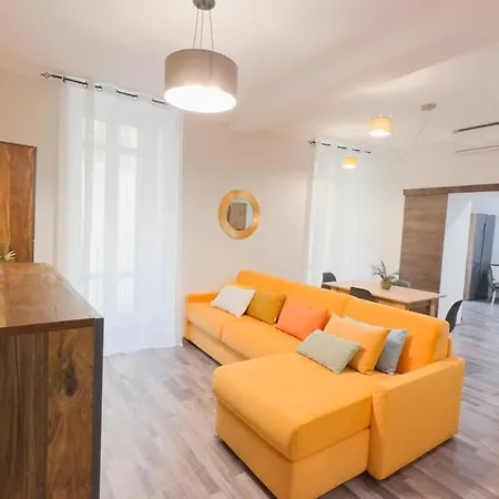 Apartman Residenza Santa Anastasia Yellow Balcony And Lift In Piazza Erbe Verona