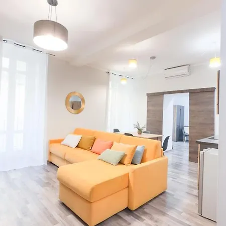 Residenza Santa Anastasia Yellow Balcony And Lift In Piazza Erbe Apartman