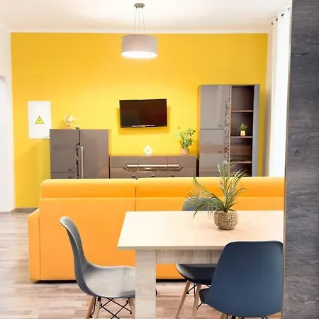 Residenza Santa Anastasia Yellow Balcony And Lift In Piazza Erbe