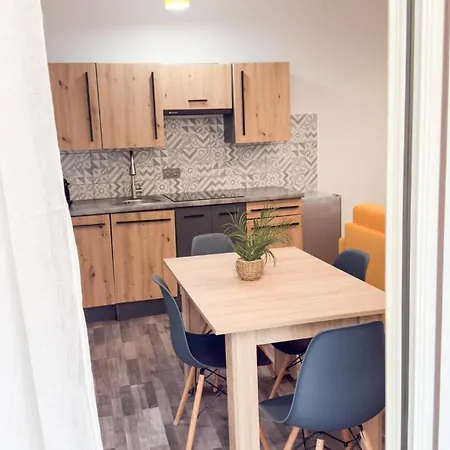 Residenza Santa Anastasia Yellow Balcony And Lift In Piazza Erbe *
