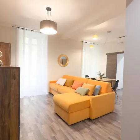Residenza Santa Anastasia Yellow Balcony And Lift In Piazza Erbe *