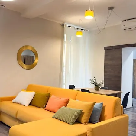 Residenza Santa Anastasia Yellow Balcony And Lift In Piazza Erbe Apartman *