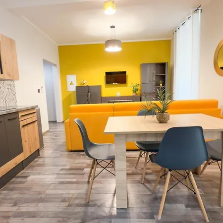 Residenza Santa Anastasia Yellow Balcony And Lift In Piazza Erbe Apartment
