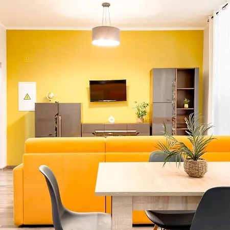 Residenza Santa Anastasia Yellow Balcony And Lift In Piazza Erbe