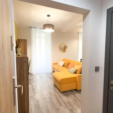 Residenza Santa Anastasia Yellow Balcony And Lift In Piazza Erbe