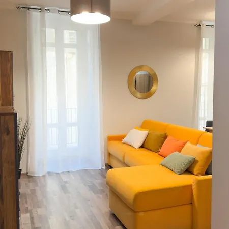 Residenza Santa Anastasia Yellow Balcony And Lift In Piazza Erbe Apartman