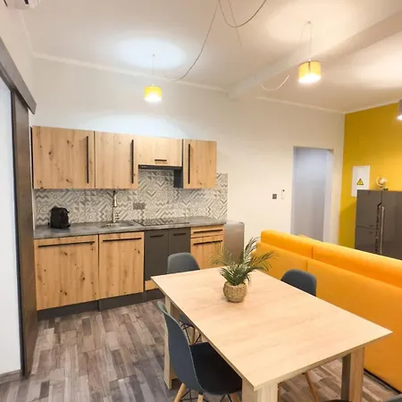Residenza Santa Anastasia Yellow Balcony And Lift In Piazza Erbe Apartman