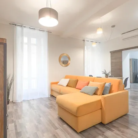 Residenza Santa Anastasia Yellow Balcony And Lift In Piazza Erbe Apartman Verona