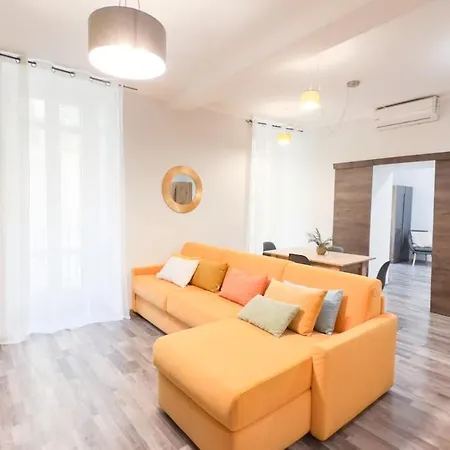 Residenza Santa Anastasia Yellow Balcony And Lift In Piazza Erbe *