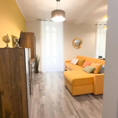 Residenza Santa Anastasia Yellow Balcony And Lift In Piazza Erbe