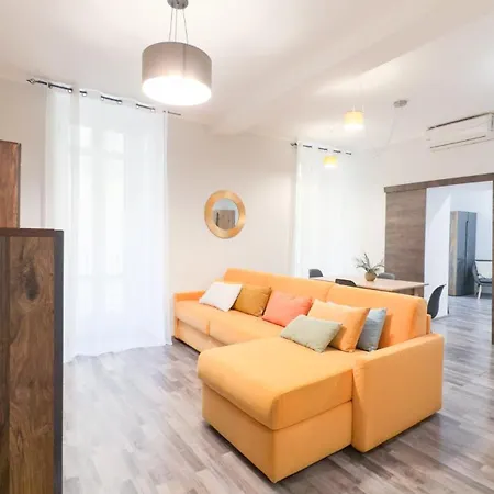 Residenza Santa Anastasia Yellow Balcony And Lift In Piazza Erbe Apartman Verona