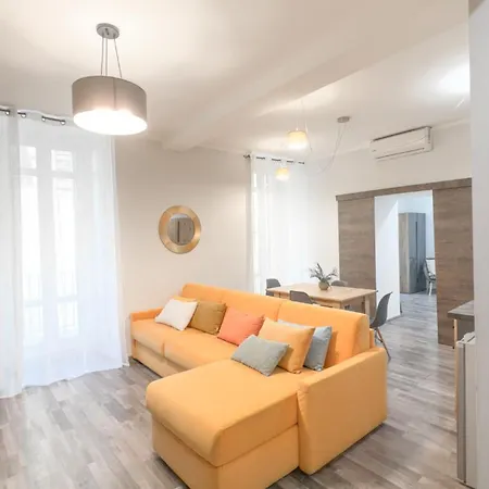 Residenza Santa Anastasia Yellow Balcony And Lift In Piazza Erbe