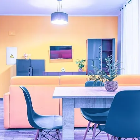 Residenza Santa Anastasia Yellow Balcony And Lift In Piazza Erbe Apartment *