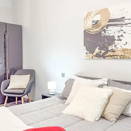 Apartman Residenza Santa Anastasia Yellow Balcony And Lift In Piazza Erbe Verona