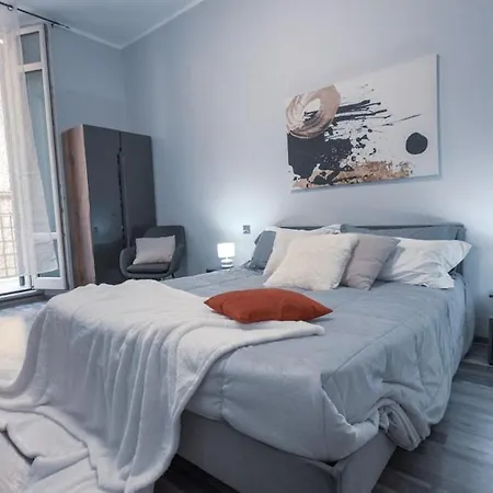 Apartman Residenza Santa Anastasia Yellow Balcony And Lift In Piazza Erbe