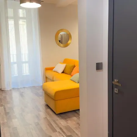 Apartman Residenza Santa Anastasia Yellow Balcony And Lift In Piazza Erbe *