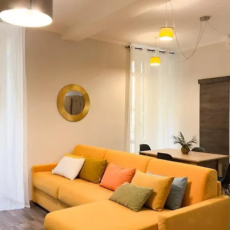 Residenza Santa Anastasia Yellow Balcony And Lift In Piazza Erbe *