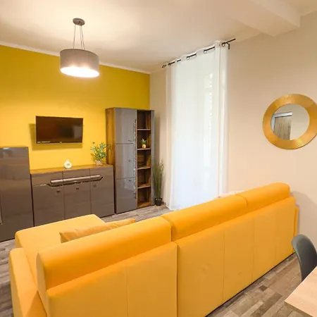Residenza Santa Anastasia Yellow Balcony And Lift In Piazza Erbe Apartman
