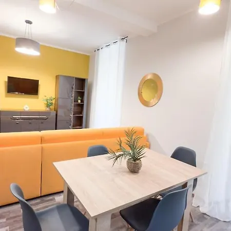 Residenza Santa Anastasia Yellow Balcony And Lift In Piazza Erbe *
