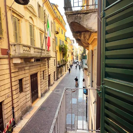 Apartment Residenza Santa Anastasia Yellow Balcony And Lift In Piazza Erbe Verona